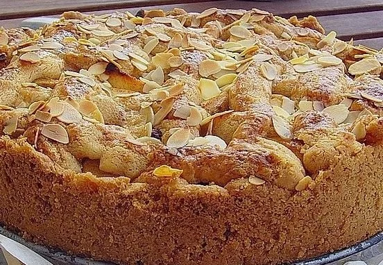 Weltbester Apfelkuchen von littlemisspadme auf einem weißen Teller dekoriert