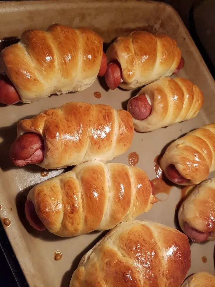 Würstchen im Schlafrock frisch aus dem Ofen serviert