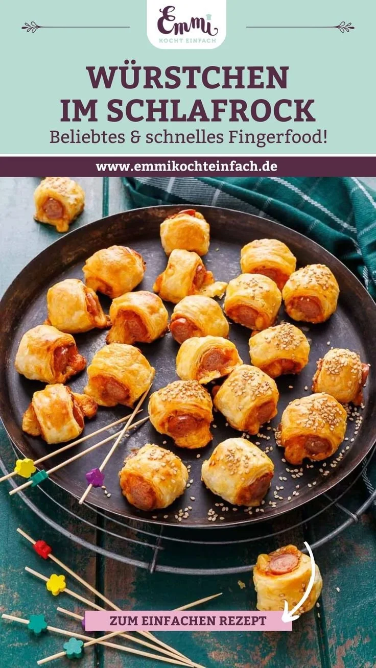 Würstchen im Schlafrock mit Blätterteig auf einem rustikalen Holzbrett