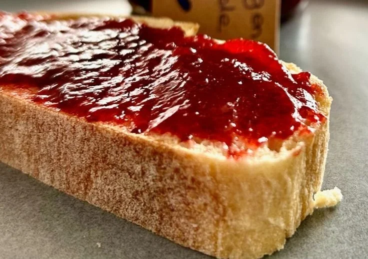Hausgemachte Zwetschgenmarmelade in einem Einmachglas